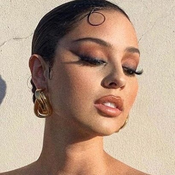 • Meet your Posher, Nicole • - Picture 2 of 3